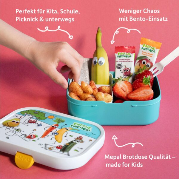 Eine Kinderhand greift zu einem Snack aus der offenen Freche-Freunde-Brotdose. Drinnen steckt eine freche Banane mit Wackelaugen, Erdbeeren, ein Müsliriegel von Freche Freunde und knusprige Ringe – alles schön sortiert dank praktischem Bento-Einsatz. Die Brotdose mit fröhlichem Design zeigt unsere Charaktere beim Spielen – Mepal-Qualität made for Kids!