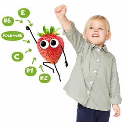 Freche Freunde - Blogbeitrag Welche Vitamine sind wichtig für Kinder - Kind und Edda Erdbeere zeigen wie stark sie sind; daneben sind einige Vitamine aufgeführt