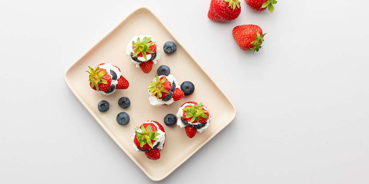 Die Erdbeer Zwerge sind fertig auf einem Tablett.