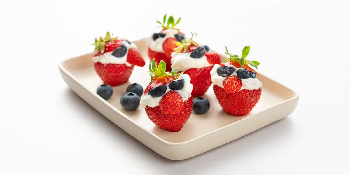 Erdbeer Zwerge aus Erdbeeren, Quark und Blaubeeren