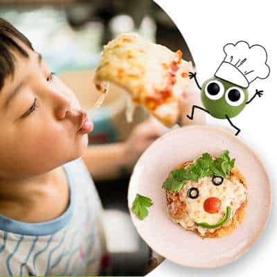 Junge isst Käse von der Kinderpizza. Daneben freches Pizzagesicht und Egon Erbse in Backstimmung.