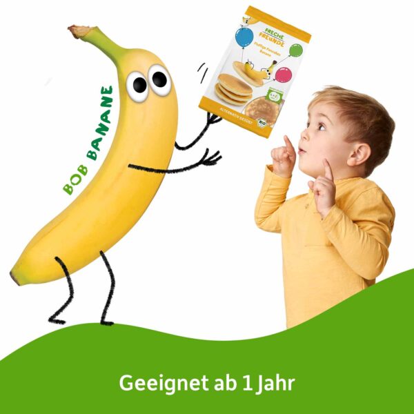 Bob Banane mit einer Tüte Pancakes und einem Kleinkind welches mit dem Finger darauf zeit. Geeignet ab 1 Jahr