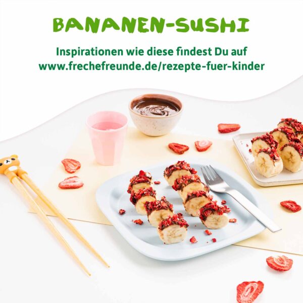 Rezept: Bananen Sushi angerichtet auf einem Teller mit Erdbeer-Fruchtchips darunter der Text Inspirationen wie diese findest du in der Freche Freunde Rezeptwelt.