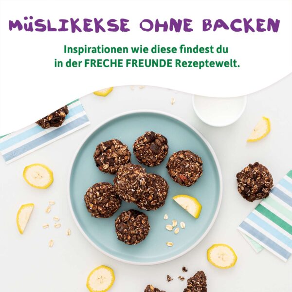 Müslikekse ohne Backen: Müslikekse angerichtet auf einem Teller, darüber steht: INspirationen wie diese findest du in der Freche Freunde Rezeptwelt.