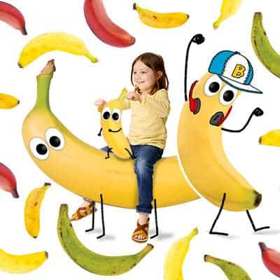 "Warum ist die Banane krumm?" Mädchen und kleiner Bobby Banane sitzen freudig auf Bob Banane und daneben ist der coole Bob Banane am Tanzen.