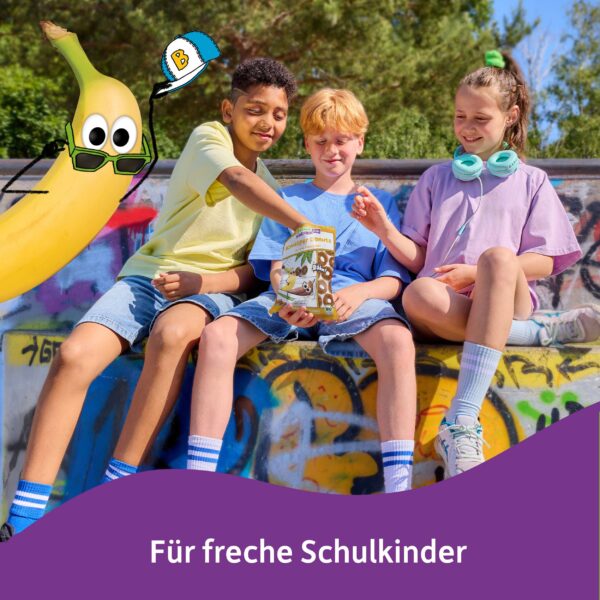 Freche Freunde Bio Knusper Donuts Banane, Kakao & Zimt werden auf einem Skatepark von drei Schulkindern gemeinsam gesnackt. Die Kids sitzen mit Bob-Banane der eine Sonnenbrill eund ein Cap trägt, vor einer Graffiti-Wand. Text: „Für freche Schulkinder“.