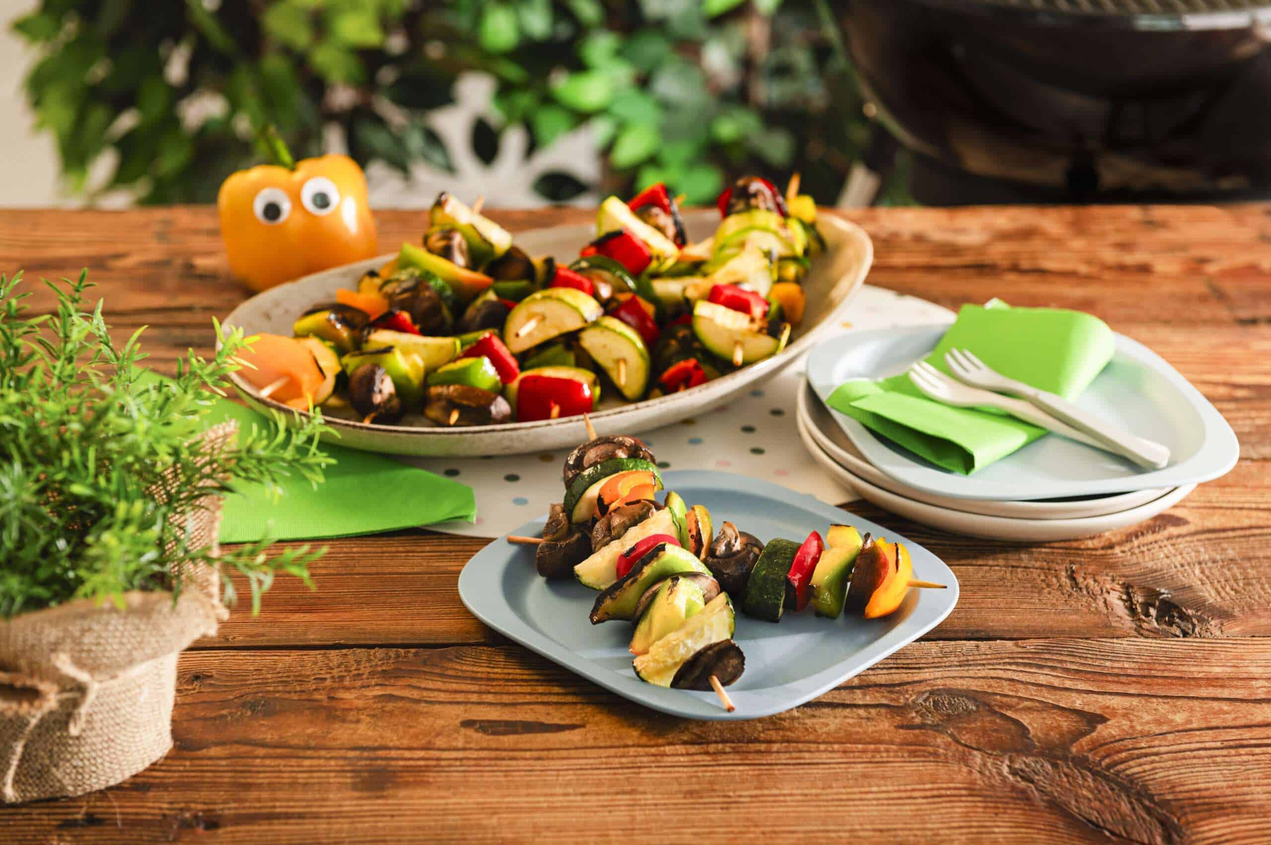 Gemüsespieße vom Grill auf einem Teller