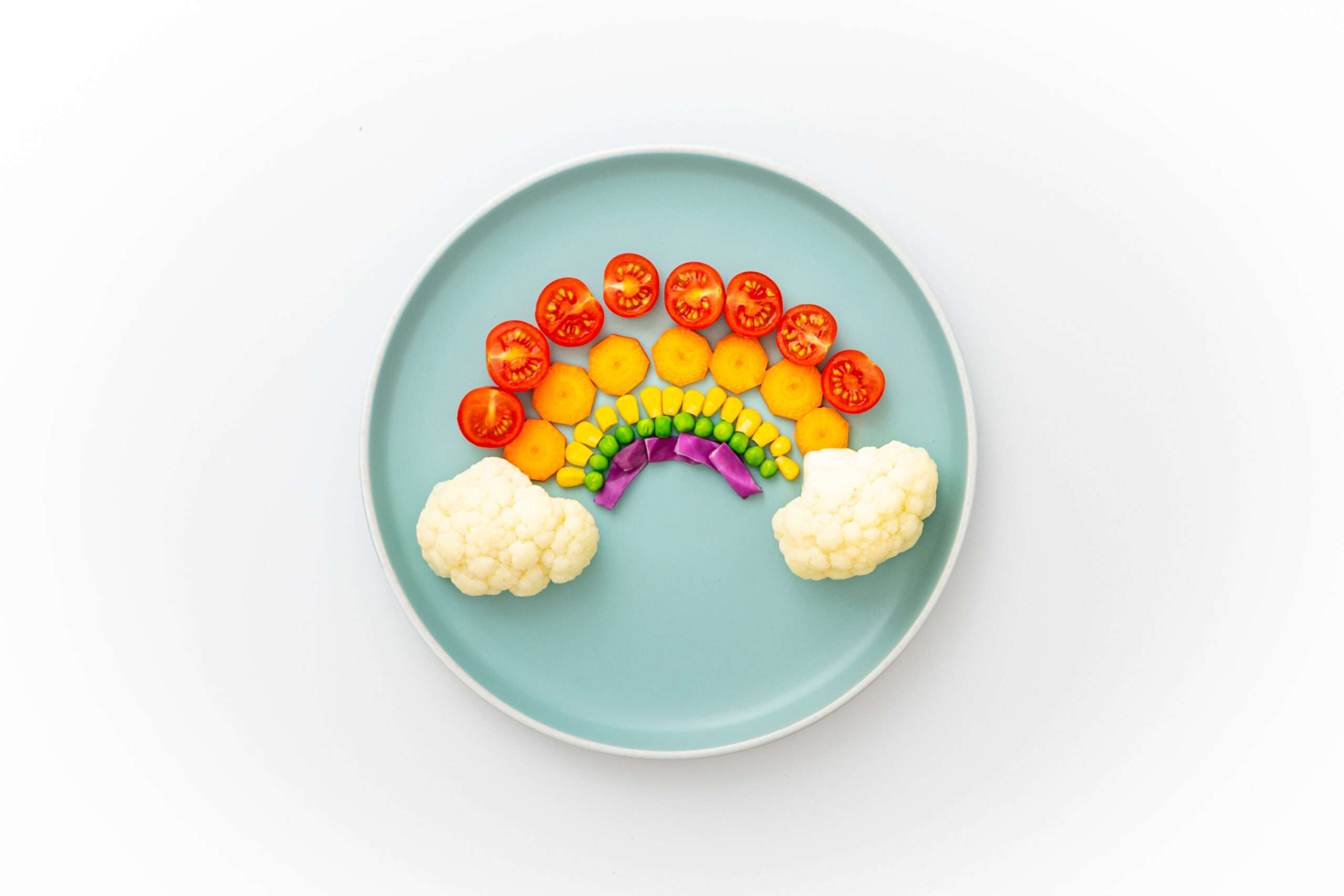 Gemüse Regenbogen auf einem Teller serviert