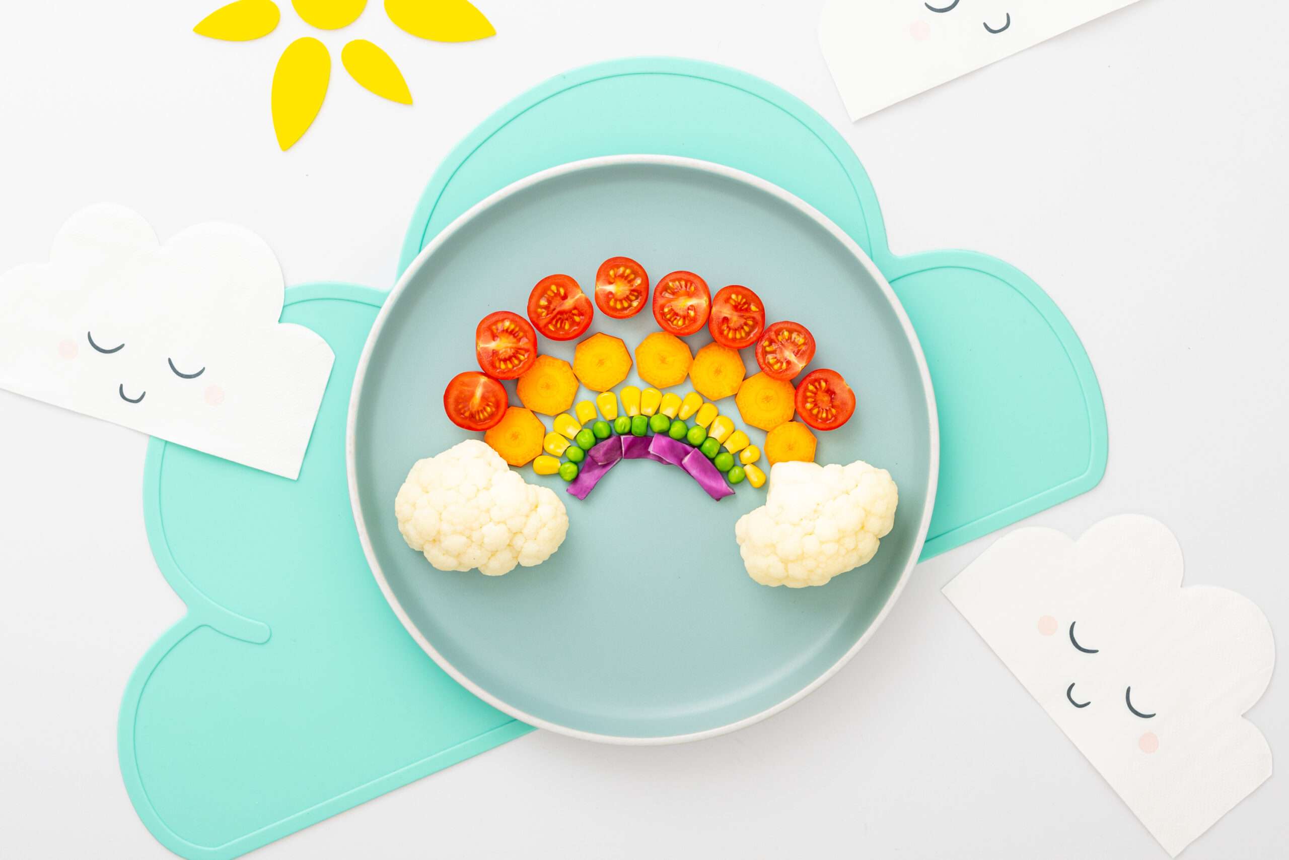 Gemüse Regenbogen für Kinder auf einem Teller serviert