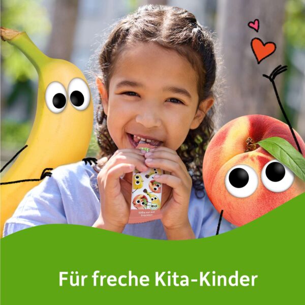 Ein lachendes Kita-Kind beißt genüsslich in einen Freche Freunde Bio Fruchtriegel mit Pfirsich, Apfel und Banane. Links im Bild schaut Bob Banane mit großen Kulleraugen zu, rechts strahlt Pauline Pfirsich mit erhobener Hand und roten Herzchen. Im unteren Bildbereich steht auf grünem Hintergrund: Für freche Kita-Kinder.