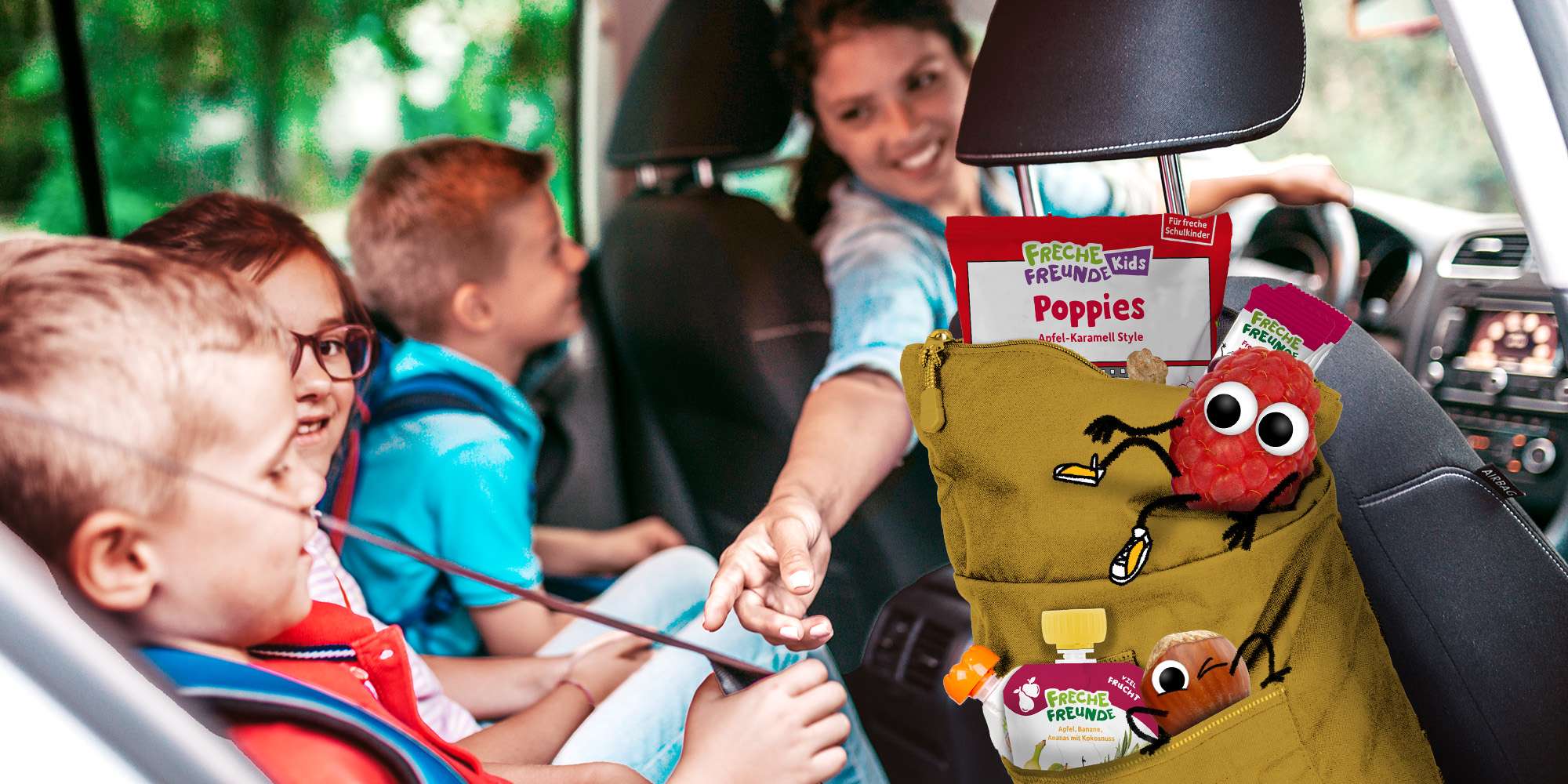 Im Auto lächelt Mama ihren Sohn auf der Rückbank an. Neben ihm 2 weitere lachende Kinder und am Sitz vor ihm ein Rucksack mit Freche Freunde Snacks für unterwegs.