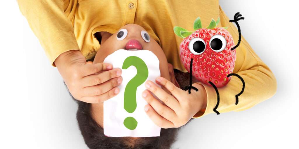 Ein Kind hält sich eine weiße Quetschieverpackung vor das Gesicht. Auf der Packung ist ein Fragezeichen - für den Titel: Sind Quetschies gesund? Edda Erdbeere sitzt auf dem Arm vom dem Kind.