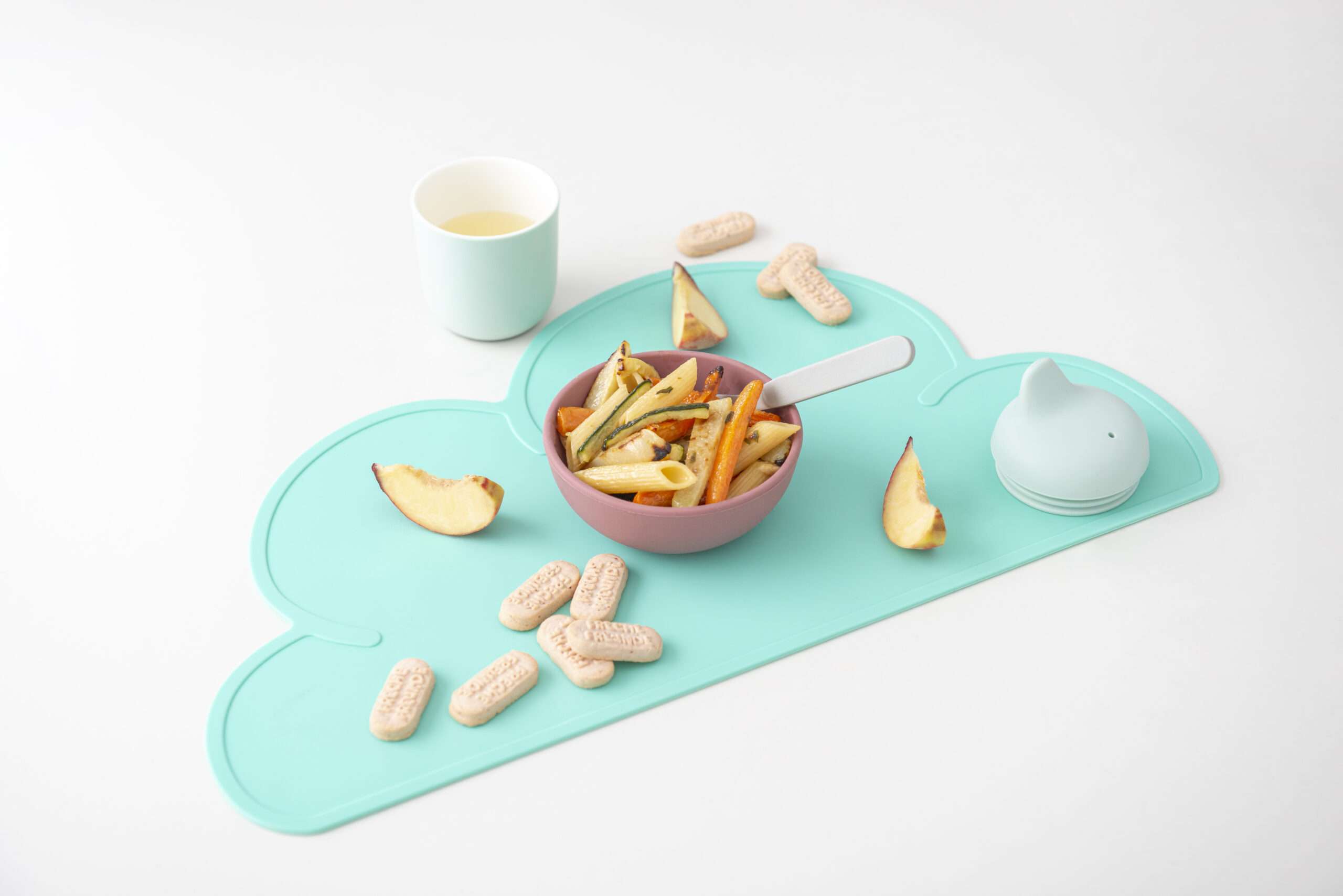 Nudelsalat-mit-Ofengemüse-für-Babys-in-einer-Schüssel-mit-Babykeksen-unf Pfirsich