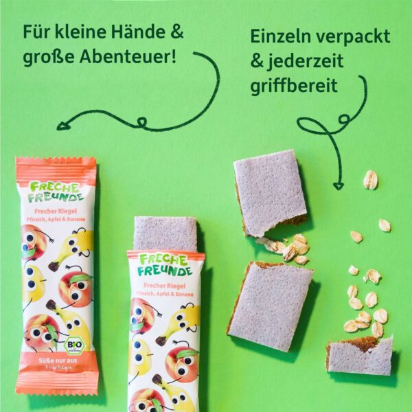 Zwei ausgepackte Riegel mit Oblaten und Haferflocken liegen nebeneinander. Links zwei verpackte Freche Freunde Riegel Pfirsich, Apfel & Banane mit den Fruchtcharakteren Bob, Peggy und Alfred. Text: „Für kleine Hände & große Abenteuer“ und „Einzeln verpackt & jederzeit griffbereit“.