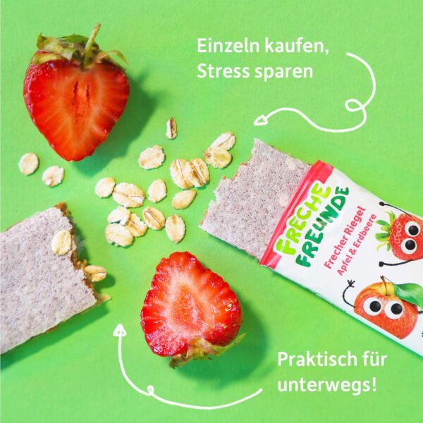 Freche Freunde Bio Frecher Riegel Apfel & Erdbeere aufgebrochen, daneben Haferflocken und eine halbierte Erdbeere. „Einzeln kaufen, Stress sparen“ – der praktische Snack mit süßer Fruchtpower und Haferfreude, ideal für unterwegs.