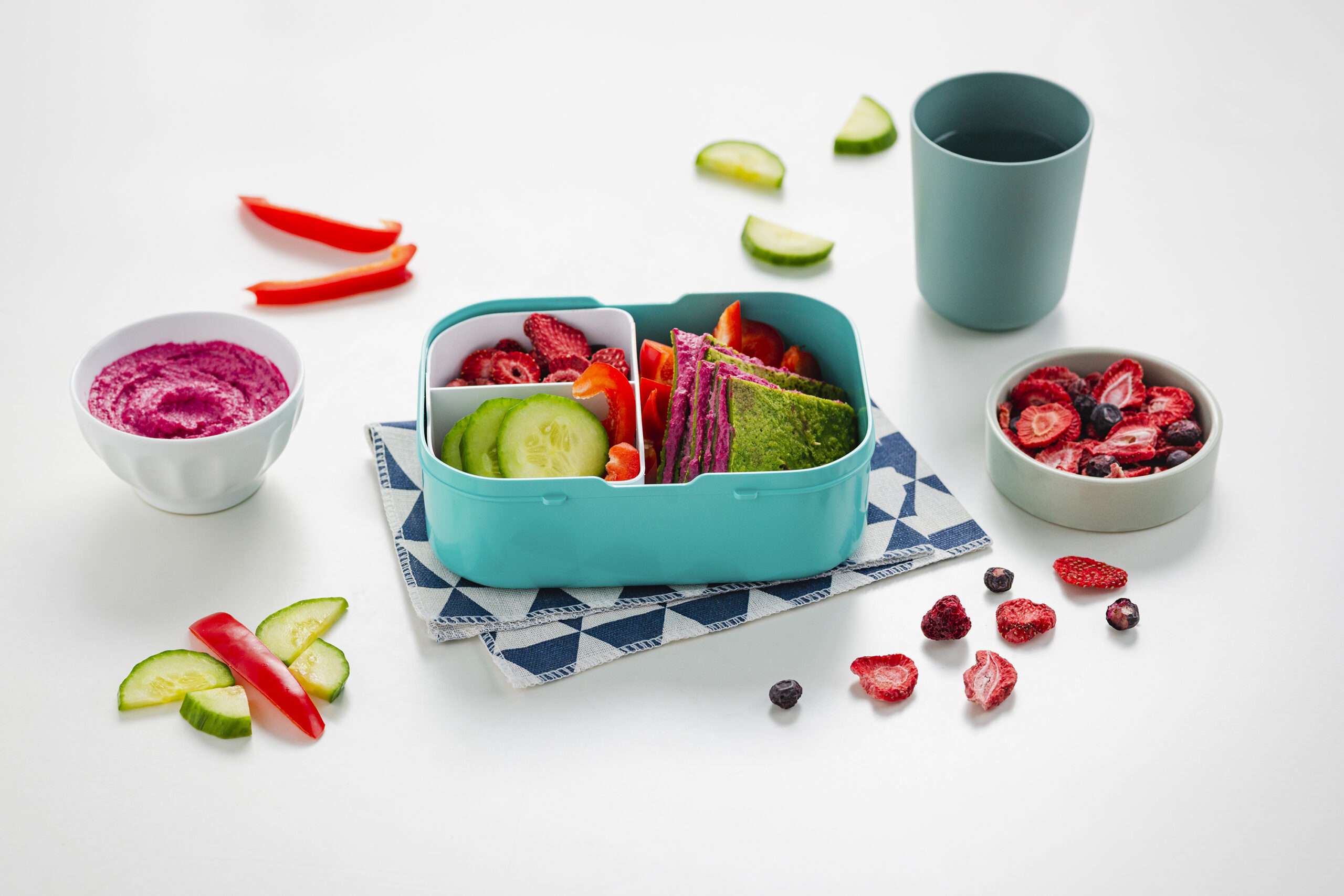 glutenfreie Pfannkuchen mit Spinat als Spieß mit roter Beete Aufstrich in der Freche Freunde Brotdose zusammen mit frischer Gurke, Paprika und Fruchtchips rote Beeren